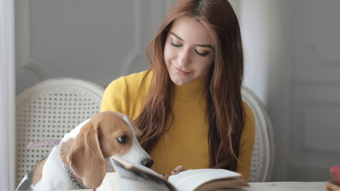 chica joven con perro